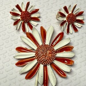 71.)Vintage Daisy Flower Brooch Set See photos